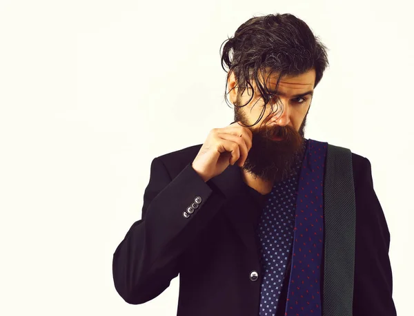 Brutaler kaukasischer Hipster im schwarzen Anzug mit Krawatte auf der Schulter — Stockfoto