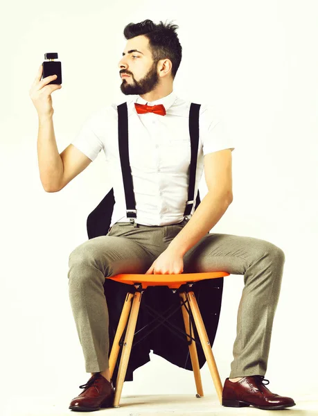 Hombre barbudo, hipster caucásico con bigote y frasco de perfume — Foto de Stock