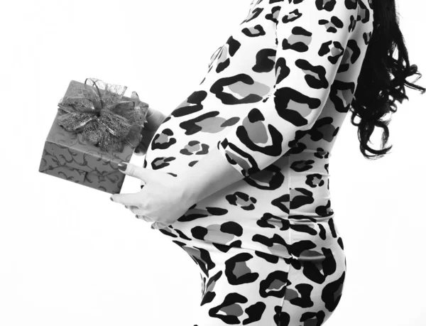 Terhes nő ajándékkal vagy ajándékkal rendelkező női kezei — Stock Fotó