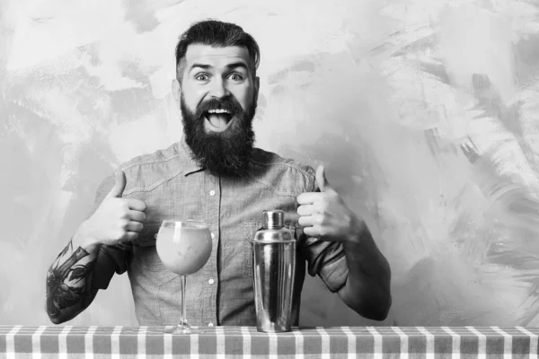 Brutal caucasian hipster with alcohol cocktail and shaker — Stock Photo, Image