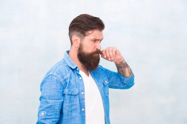 Personalidad y carácter. Concepto de carisma. Barbudo bien arreglado hipster. Un tipo guapo usa ropa de moda. Moda de barbería. Barbero carismático con barba y bigote. Tendencias de moda de mezclilla — Foto de Stock