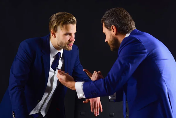 Progetto di successo. Due seri uomini d'affari in abiti formali discutono di qualcosa. — Foto Stock