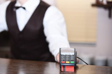 Bar servisi için ödeme. Nakitsiz ödemeler için kredi kartı terminali