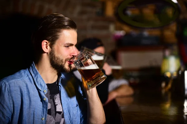 Az ember sört iszik a bárban ülve. Parti és ünnepi koncepció — Stock Fotó