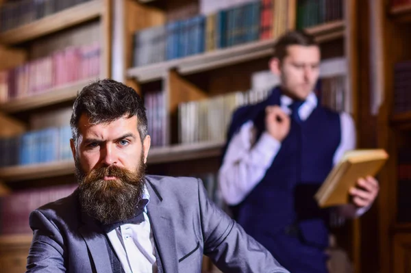 Aristocrazia e concetto retrò. Uomo con barba e viso severo — Foto Stock