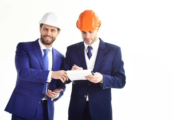 Los socios comerciales miran los planes. Ingenieros con caras felices . —  Fotos de Stock