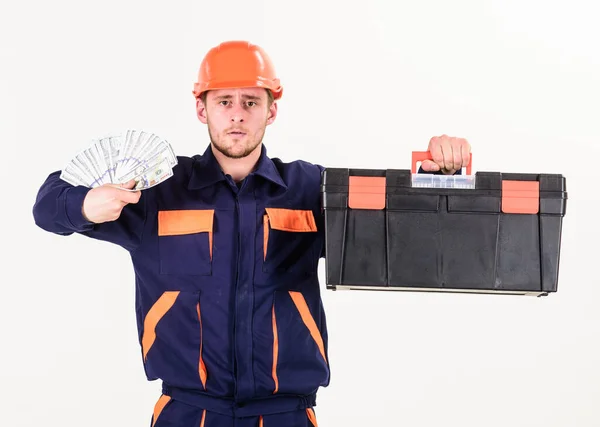 Homem com caixa de ferramentas tem salário, dinheiro para o trabalho . — Fotografia de Stock