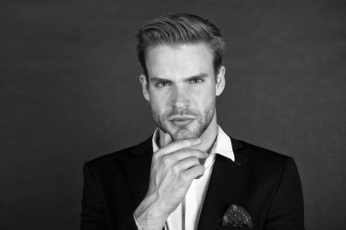 Tıraş olmak ya da olmamak. Ciddi bir adam sakala dokundu. Şık bıyıklı ve sakallı bir iş adamı. Sarışın, yakışıklı bir adam. Berber dükkanı. Kuaför salonu. Sakal bakımı. Sakal berberi.