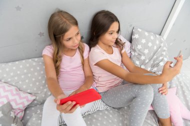 Mobil uygulama. Mobil oyunlar. Karantina gezici bağımlılık sorununu şiddetlendiriyor. Evden blog yazıyorum. Çevrimiçi sosyal ağ. Akıllı telefondan blog yazısı yazmak. Görüntülü arama. Çocuklar ve teknoloji