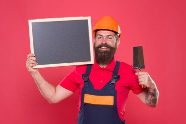 Mükemmel yüzeyler yaratıyor. Profesyonel sıvacı. Becerikli sıva ustası. Başarılı bir yenileme. Sakallı, alçı aletli bir adam. Sert şapkalı sıva hippi yapıcı karatahta kopyalama alanı