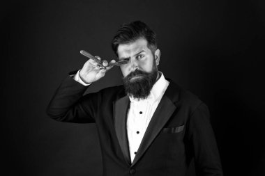 Kişisel bakım bencillik değildir. İş adamı traşsız yüzünü tıraş etmeye devam eder. Sakallı adam keskin bir bıçak tut. Sakallı cilt bakımı. Cilt bakımı. Erkek cilt bakımı rutini. Berber dükkanı. Kuaför salonu. Saç bakımını yapıyorum.