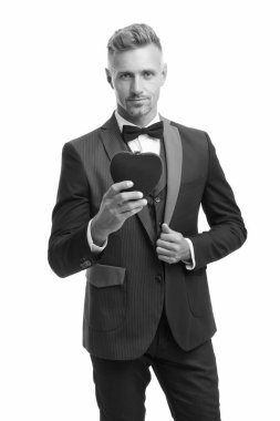 Romantik bir randevu için hazır. Özel bir gece. Beyaz tenli, kendine güvenen zarif bir adam. İş adamı kıyafeti. Sevgililer gününde aşk sembolü. Smokinli adam, kırmızı sevgililer günü kalbi.