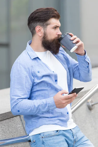 Internet navegar por las redes sociales con el teléfono inteligente. Energía. Hora del café. Esperando el mensaje. La vida moderna. Hombre con smartphone bebiendo café. Teléfono móvil siempre conmigo. Hombre uso smartphone — Foto de Stock