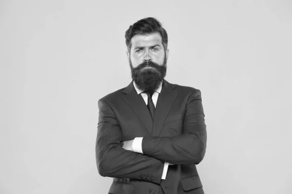 T'as l'air intelligent au travail. Homme d'affaires confiant. Un homme d'affaires croise les bras. Elégant fond jaune homme d'affaires. Homme barbu en tenue de cérémonie. Homme d'affaires professionnel avec barbe et cheveux élégants — Photo