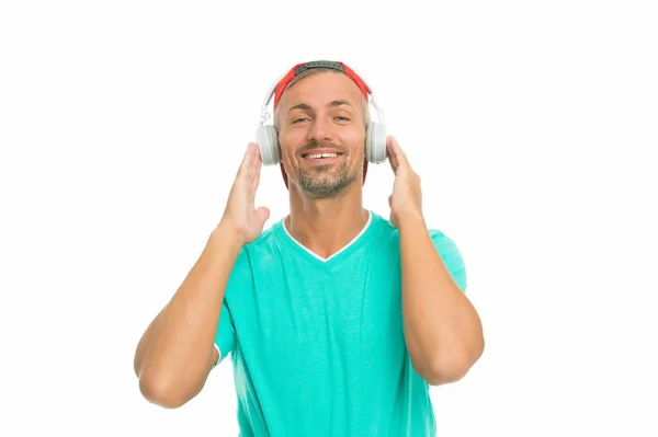 Sei einfach cool. Cooler Typ hört vereinzelt Musik auf Weiß. Glücklicher Mann trägt Kopfhörer. Coole Musik. Spaß und Unterhaltung. Modeaccessoires. Lässiger Stil. Tut mir leid, ich bin cool — Stockfoto