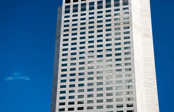 Centro d'affari. Sfondo astratto. Rivestimento riflettente in vetro. Grattacielo moderna architettura della città. Architettura edilizia moderna. Sky si riflette nelle finestre di vetro a specchio. Concetto di architettura — Foto Stock