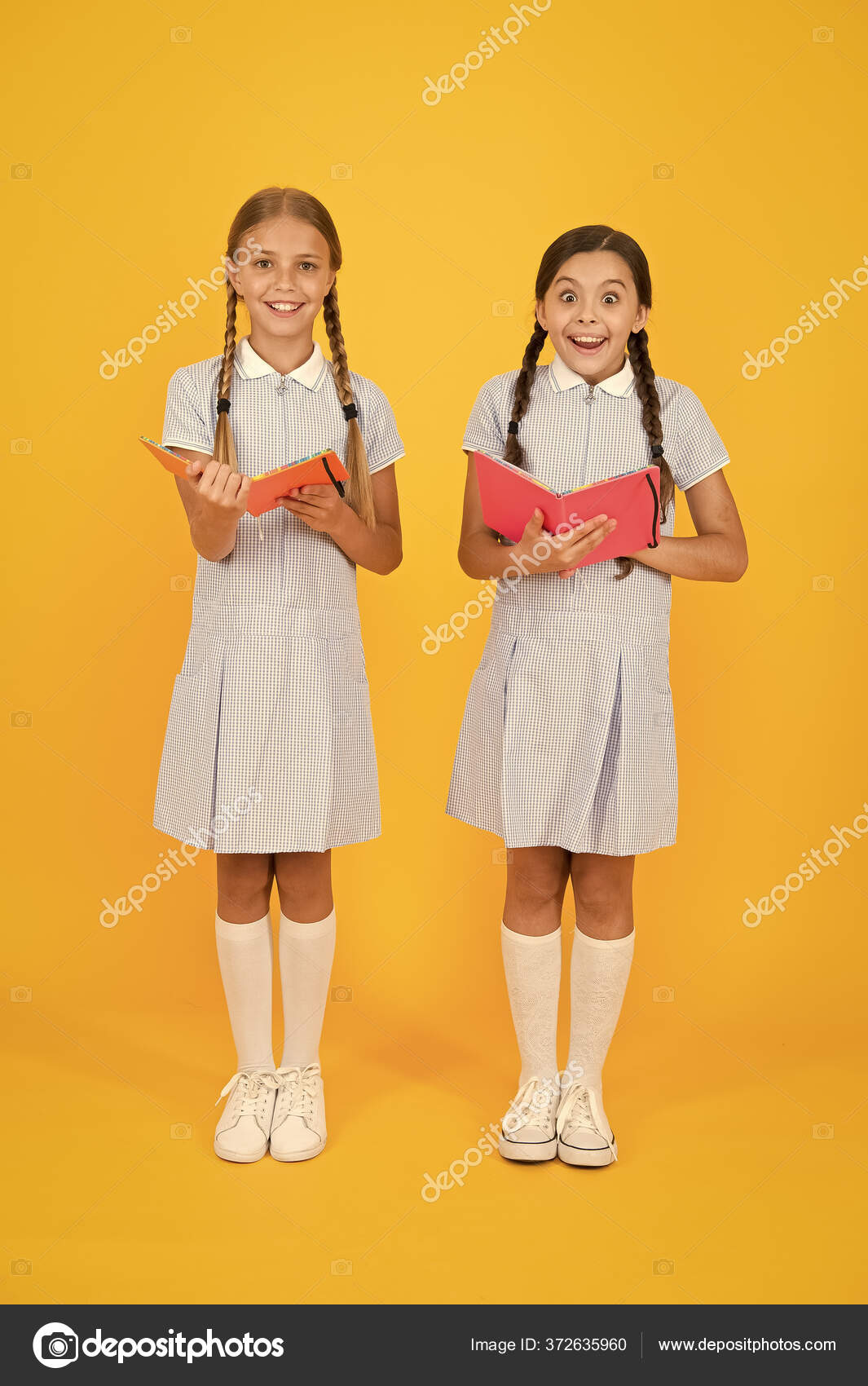 Tomando notas. las niñas pequeñas aman la literatura. la escuela. amigos felices en uniforme retro.