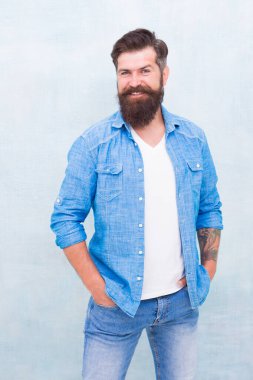 İfade kot ceketi. Normal erkek stili. Denim bak. Bıyıklı acımasız hippi. Berber dükkanı müşterisi. Sakallı, olgun bir hippi. Kum gömleği, modern giysi dolabı. Kıyafet mağazası modeli