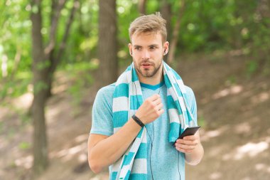 Sağlıklı yaşam için günlük yürüyüş. Kaslı, formda bir adam akıllı seke bakıyor. Sağlık belirtileri. Spor giyim sektöründe iyi görünümlü bir sporcu. Sporcu eğitimi. Sporcu sağlıklı bir hayat sürüyor.