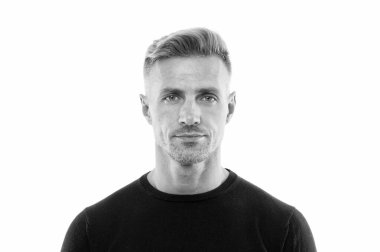 Berber tımar sağlıyor. Beyaz tenli yakışıklı adam. Sakallı bir adam. Bıyıklı berber. Berber servisi. Kuaförlük ve stil. Berber dükkanı ve kuaför salonu. Sadece erkekler için berber dükkanı