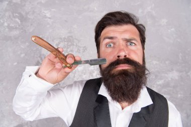 Yüz bakımı. Düz jilet, sapına kadar kıvrılabilen bıçaklı jilettir. Tıraş adamım. Profesyonel ekipmanlar. Kuaför salonu. Saç sakalı bakımı. Saçlarını tıraş eden yakışıklı, vahşi bir adam. Tımarlama rutini