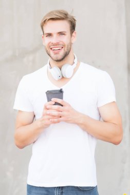 Kafein enerjisine ihtiyacı var. Mutlu adam dışarıda yemek fincanı tutuyor. Yakışıklı adam çay ya da kahve içer. Kafein içeceklerinin tadını çıkarıyorum. Kafein bağımlılığı. Kafein bağımlısı. Sabah alışkanlığı. Kahvaltı ritüeli.