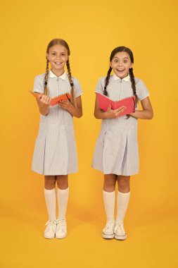 notlar alma. Küçük kızlar edebiyatı sever. eski okul. retro üniformalı mutlu arkadaşlar. vintage çocuk moda. Okula geri dön. küçük kızlar çalışma kitabı ve not defteri tutun. çocuklar için ansiklopedi kitap
