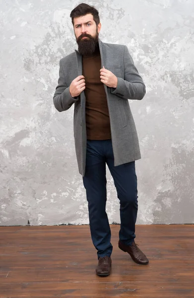 Ανδρική μόδα. Ώριμος επιχειρηματίας. Μοντέρνος άντρας με γενειάδα. Απλό στυλ. Γενειοφόρος hipster φθινοπωρινά ρούχα. Ένας τύπος με φθινοπωρινό παλτό. Κράτα το απλό. Casual στυλ στολή για την άνοιξη και το φθινόπωρο σεζόν — Φωτογραφία Αρχείου