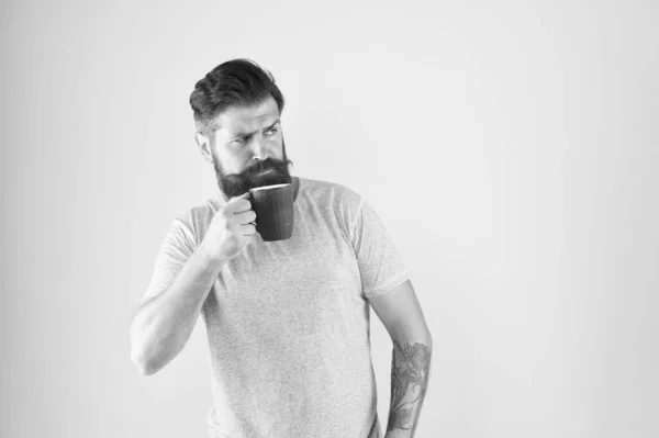 Reggeli szokások, életmód. A kávékultúra megszállottja. Energia koncepció. Hipster barista sárga háttér. Kávézó. A szakállas férfi reggeli kávét iszik. Teaidő. Kávé megfelelő arányban tejjel — Stock Fotó