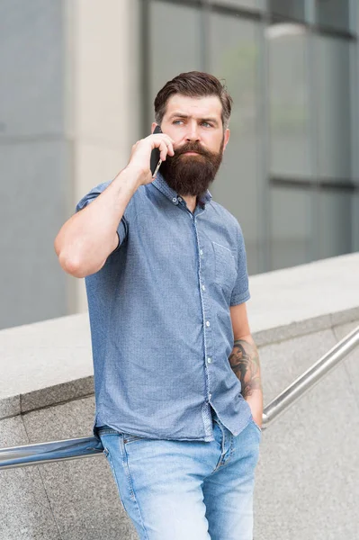 Su smartphone es elegante y lujoso. Hombre barbudo hablar en el teléfono inteligente al aire libre. Usuario de Smartphone. La vida moderna. Teléfono inteligente o teléfono móvil. Nueva tecnología. Comunicación móvil — Foto de Stock