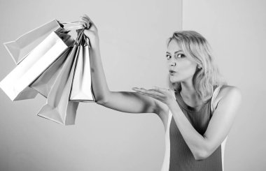 Satın alımına aşık. İndirim ve sadakat programı. Para biriktir. Alışverişin kolay yolu. Alışveriş turundaki bir kadın. Kağıt torbalı kız. Kara Cuma. Mutlu alışveriş günleri. Perakende ve tüketim