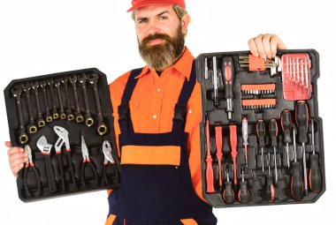 Tamirci konsepti. Elektrikçi aletleri. Profesyonel ekipmanlar. Tamirciyi hayal et. Alet takımı. Tornavidalar hazır. Adam alet çantası beyaz arka plan taşıyor. Tamirci, alet çantası taşıyor.