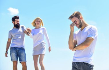 Ayrılın. Aşk üçgeni. Üçüncü teker konsepti. İlişki hedefleri. İhanet ve boşanma. Kıskanç eş. Sonsuza dek yalnız. Kıskançlık hissi. Kıskançlığın olumsuz etkisi. Aile psikolojisi. Onları kıskanıyorum.