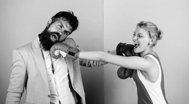 Karmaşık ilişkiler. Zorlu ilişkiler. Birbirlerine aşık bir çift boks yapıyor. Birkaç romantik ilişki. Erkek ve kadın boks dövüşü. Boksörler eldivenlerle dövüşüyor. Çatışma konsepti. Aile hayatı