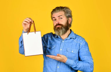 Hediye al. Kara Cuma. Siber pazartesi indirimi. Güzel alışveriş. Sakallı adam, alışveriş torbalarını tut. Perakende konsepti. İyi tatiller. Yakışıklı bir alıcı. Mevsimlik satış. Satışları arttır. Hipster satış fiyatı