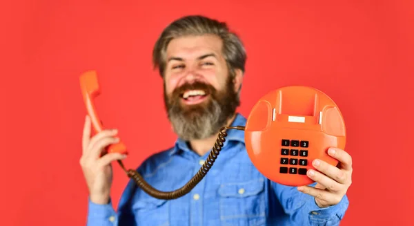 Δείξε το σημάδι σου. επιχειρηματίας που μιλάει στο παλιό τηλέφωνο. Αγόρασε καινούριο μαραφέτι. τηλεφωνική επιχειρηματική ιδέα. Επιχειρηματίας touts ρετρό τηλέφωνο. Ρετρό εξυπηρέτηση πελατών. επικοινωνία. Ο άνθρωπος μιλάει με vintage τηλέφωνο — Φωτογραφία Αρχείου