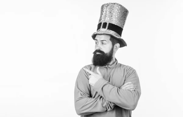 Feliz dia de santo patricks. Homem barbudo a celebrar o dia dos santos padroeiros. Hipster em chapéu de duende verde e traje. Homem irlandês com barba apontando o dedo. Olha para ali, copia espaço. — Fotografia de Stock