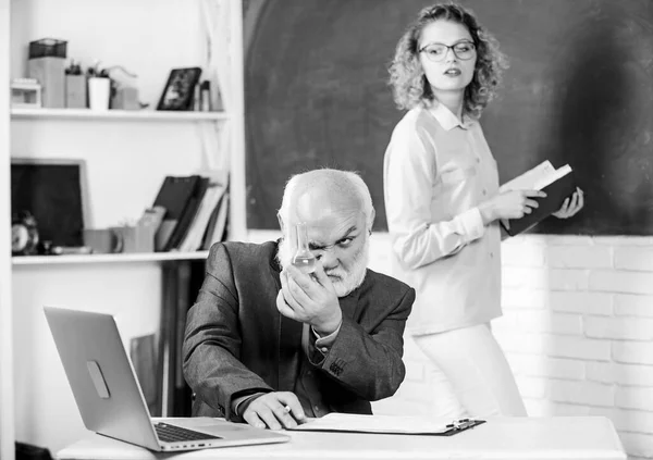 Studeren. Educatieve activiteit. Leerkracht en leerling klas. Meisje met notitieblok in de buurt van schoolbord. Hogeschool universitair onderwijs. Het STEM-concept. Man met baard professor onderwijs student — Stockfoto