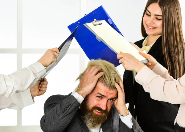 Verrückt nach Frauen. Beziehungen im Frauenteam. Psychologischer Druck. Flirtende Sekretärin und Manager. Flirten mit dem Chef. Männer und Frauen. Zu viel Aufmerksamkeit für seine Person — Stockfoto