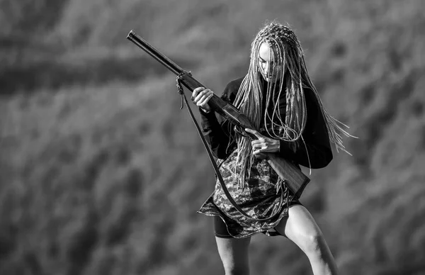 Temporada de caza. Un guerrero sexy. Ella es guerrera. Mujer atractiva pelo largo cara bonita sostener rifle para la caza. Una chica peligrosa. Defendiendo el concepto. Guerrero montañas paisaje fondo. Chica feminista —  Fotos de Stock