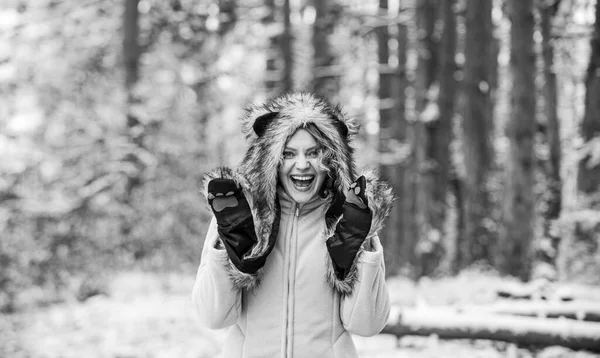 Chica con manoplas y sombrero de piel. mujer divertida y feliz. las mejores vacaciones de todos. chica usar ropa de abrigo. Disfrutando de la naturaleza en invierno. Retrato de mujer excitada en madera de invierno. árbol de nieve blanco —  Fotos de Stock