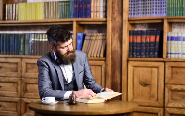 Okuyucu ve zeka kavramı. Okuyucu kitabı sever ve kahve içer..