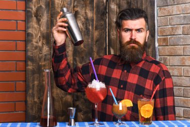 Barmen ve kokteyl konsepti. Kareli gömlekli adam.