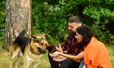 Alman çoban köpeği olan, orman geçmişi olan bir çift..