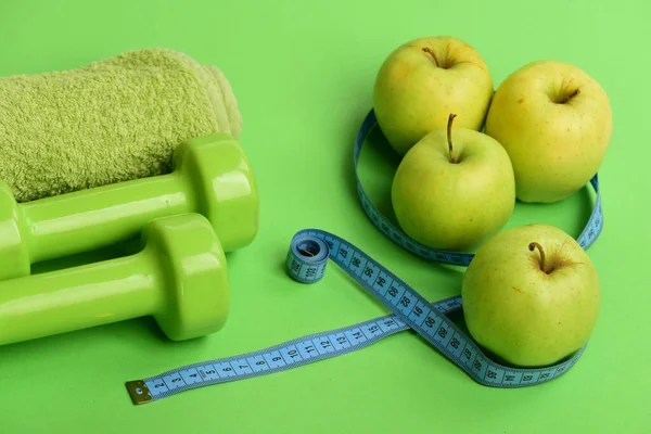 밝은 녹색의 새 방울, 말아 놓은 크기의 테이프, 수건, 과일 — 스톡 사진