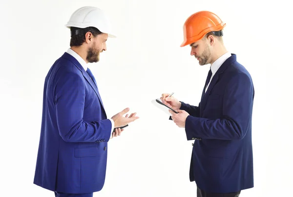 Arquitetos discutem projeto. Parceiros de negócios olham para o plano de construção . — Fotografia de Stock