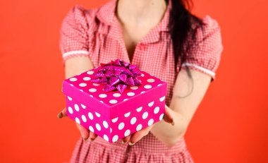 Kutu ve hediye konsepti. Kızın elinde parlak pembe hediye kutusu var.