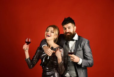 Bayanlar ve baylar merlot şarabıyla kutluyorlar. Birbirine aşık çift