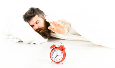 Adam uyuyakalma riskini göze alıyor. Alarm saatini kapatmaya çalış.,