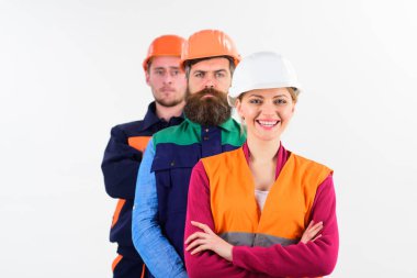 Üç inşaat işçisinden oluşan neşeli bir ekip.